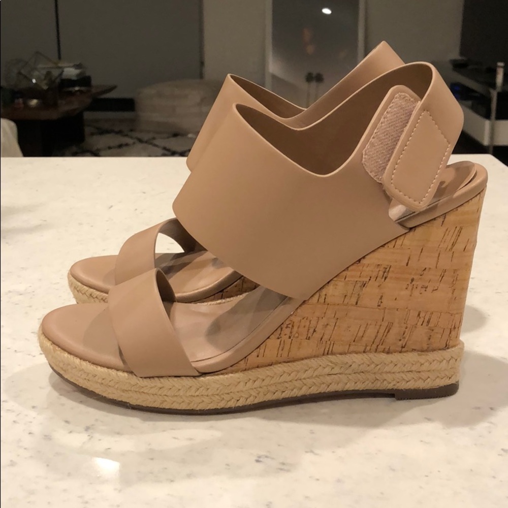 *NEVER WORN* Nude wedges
